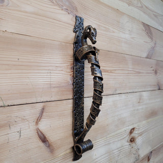 hand forged ram door handle, crafted with care for rustic interiors and lovers of symbolic details. Inspired by the zodiac sign Aries, this animal door pull is not only functional, but also artistic – a strong and decorative detail for any door.