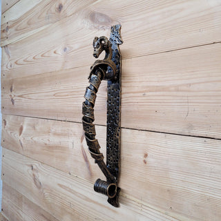hand forged ram door handle, crafted with care for rustic interiors and lovers of symbolic details. Inspired by the zodiac sign Aries, this animal door pull is not only functional, but also artistic – a strong and decorative detail for any door.