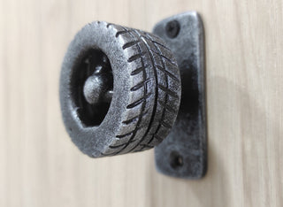 Forged Metal Wheel Door Handle: Transport Decor