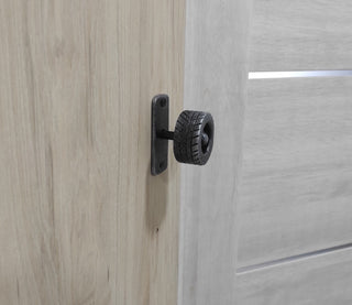 Forged Metal Wheel Door Handle: Transport Decor