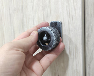 Forged Metal Wheel Door Handle: Transport Decor