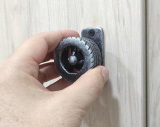 Forged Metal Wheel Door Handle: Transport Decor