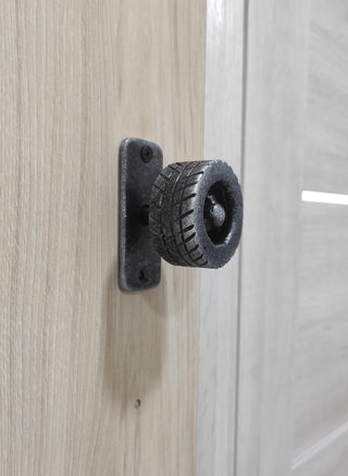 Forged Metal Wheel Door Handle: Transport Decor