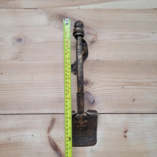 Forged Shovel Door Handle – Handcrafted Iron Spade Pull for Rustic and Vintage Doors