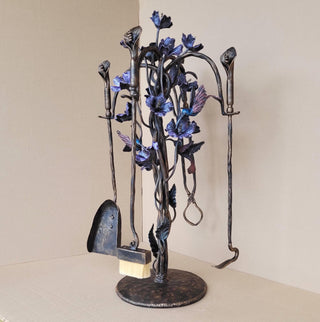 The stand is decorated with delicate flowers and hummingbirds, carefully crafted by blacksmithing techniques. Each detail is unique, making this set not only practical but also a true piece of art.