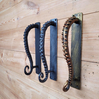 Beautiful door handles in three finishes—bronze, silver, and matte black—handcrafted in the shape of octopus tentacles, will perfectly complement your doors. They are ideal for a nautical-style interior.